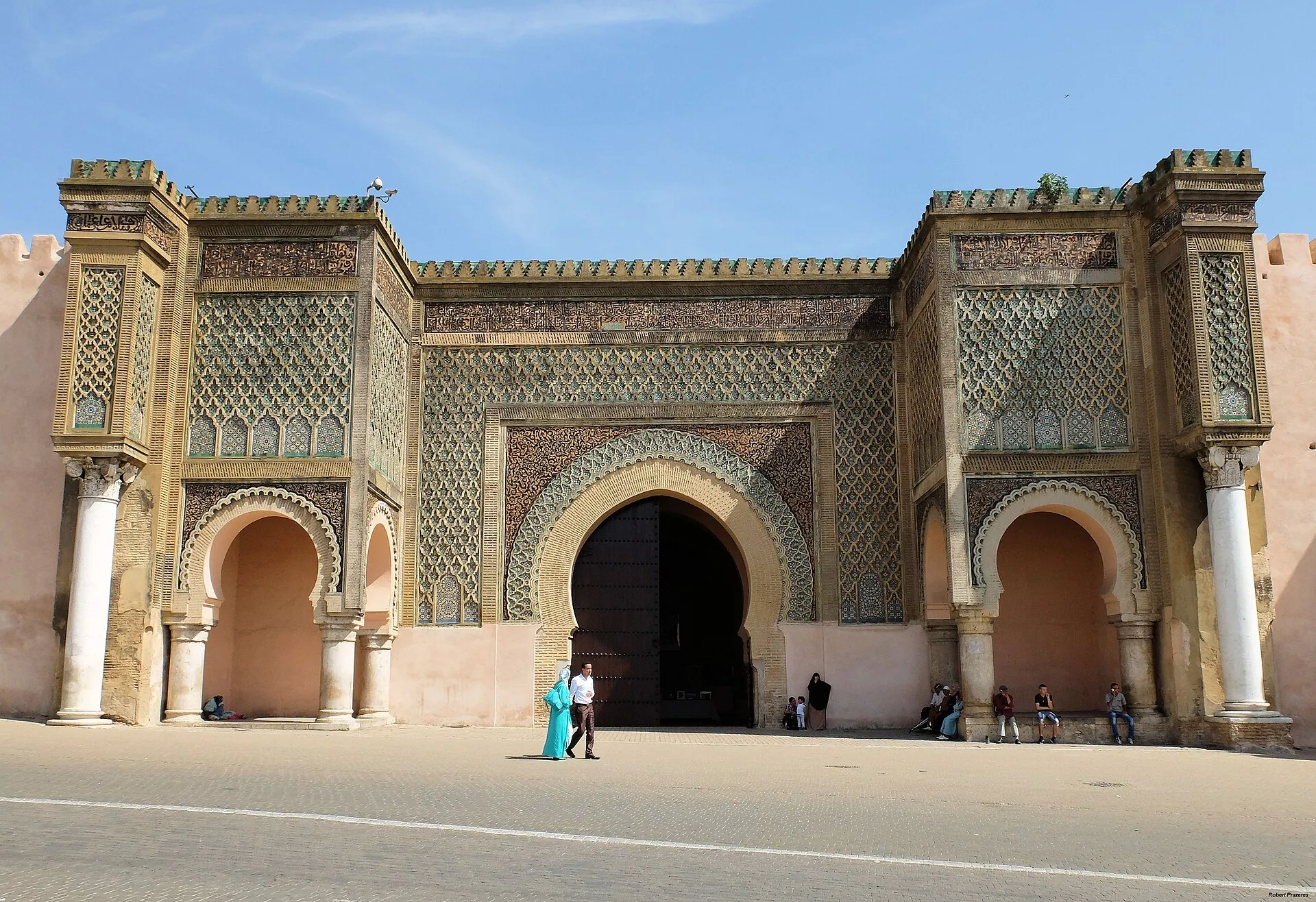 Place el-Hedim et Bab Mansour à Meknès desservies par des transferts privés depuis Fès-Saïss