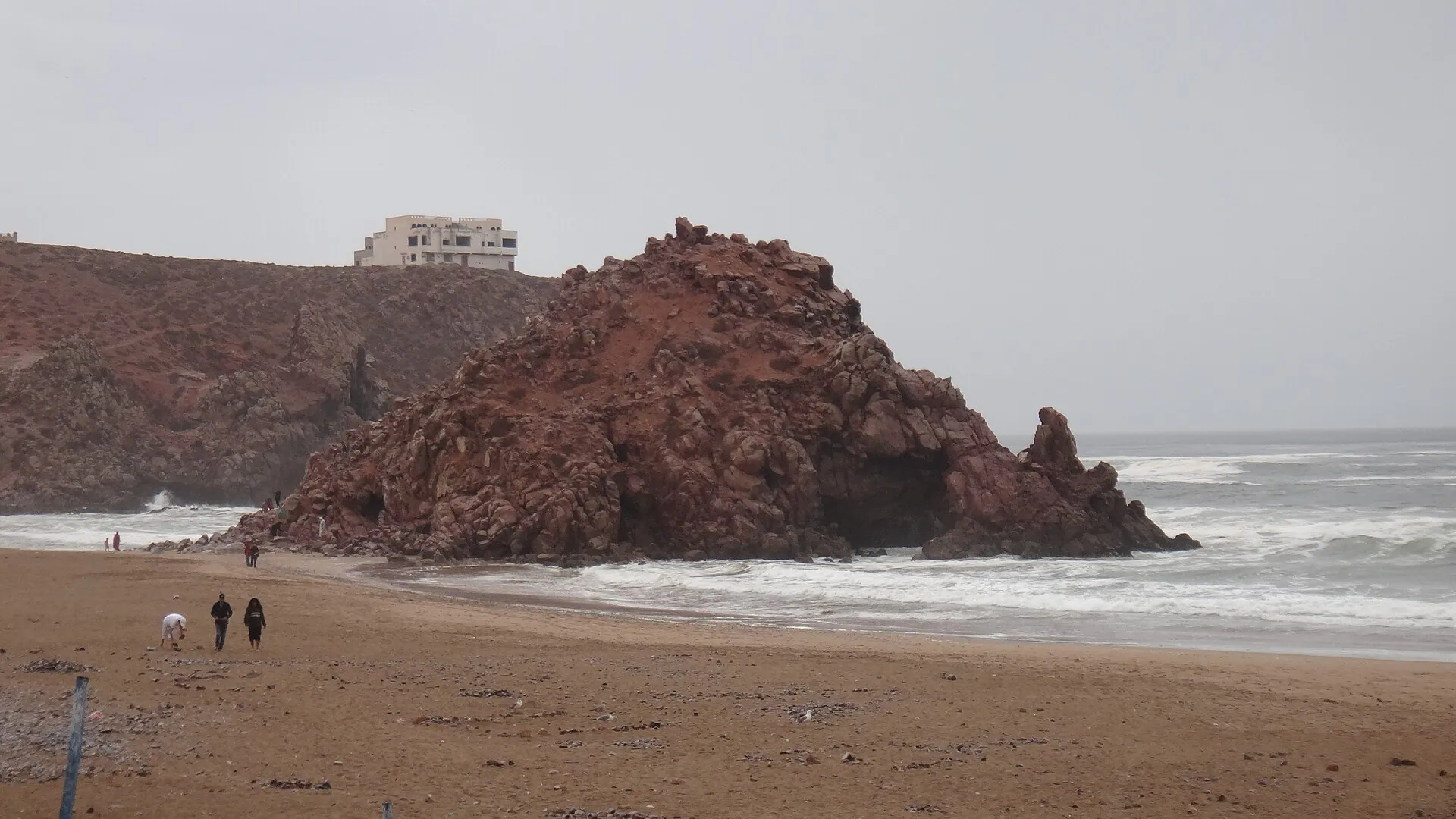 Ville de falaise de Mirleft sur l'Atlantique sud, desservie par des transferts privés depuis Agadir